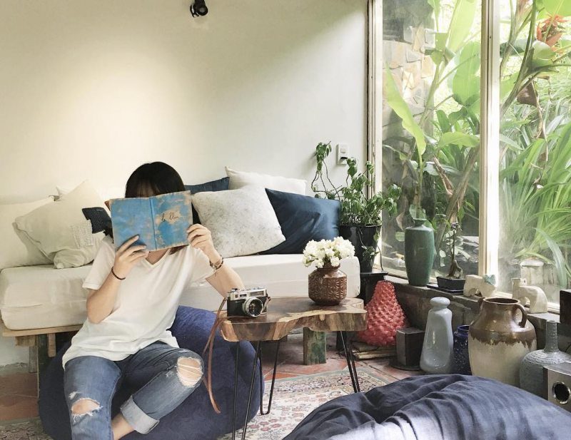 Em gái đọc sách tai Le Bleu homestay ở Đà lạt