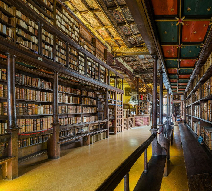 Thư viện Hogwarts cổ kính