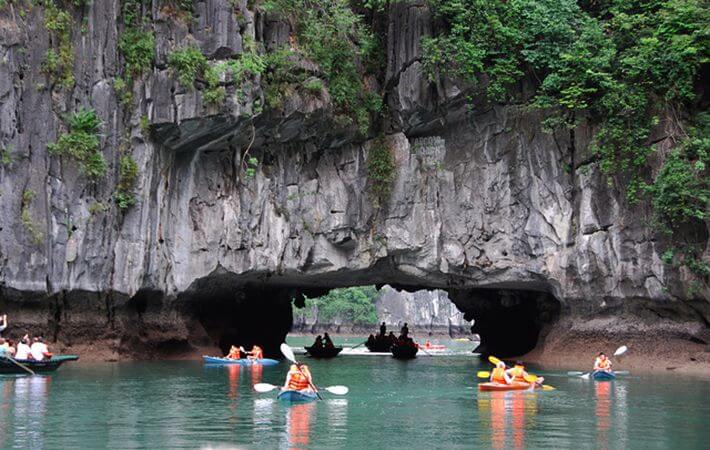 Chèo thuyền Kayak qua hang Luồn là trải nghiệm thú vị bạn nên thử