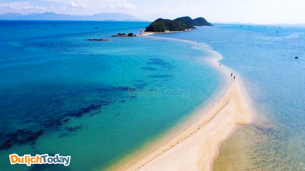 Con đường cát trắng ẩn hiện giữa lòng đại dương trong xanh tại đảo Điệp Sơn